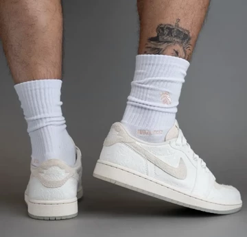 Chris Paul Jordan 1 Low OG Light Cream Sail On Feet von Hinten