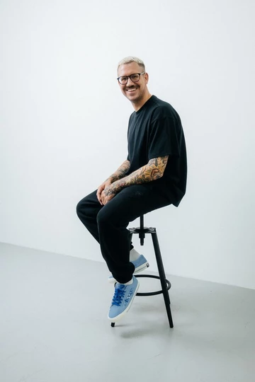 Awake NY x Converse One Star Pro seitlich sitzend