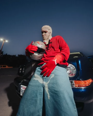 ASAP Rocky Creative Director bei PUMA - ASAP ROCKY posiert vor einem Auto