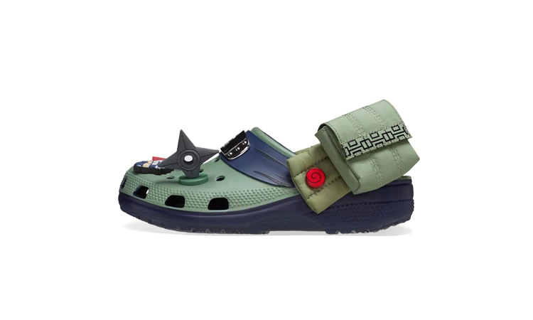 Der Naruto Crocs Classic Clog Kakashi von der Seite auf weißem Hintergrund