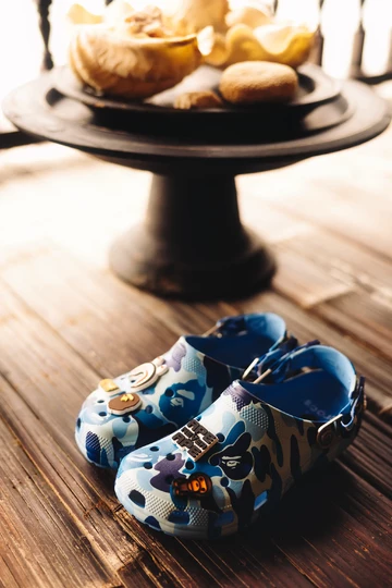 BAPE x Crocs Clog Blau Mood