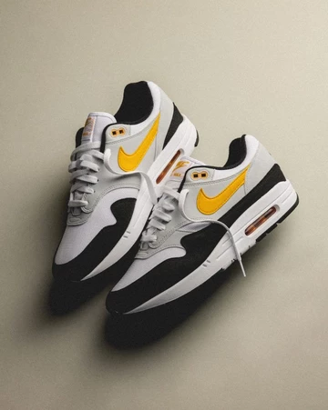 Air Max 1 Black University Gold Pittsburgh Close up beide paare