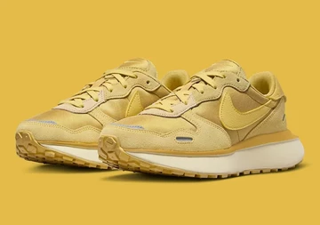 Nike Phoenix Waffle Wheat Gold schräg
