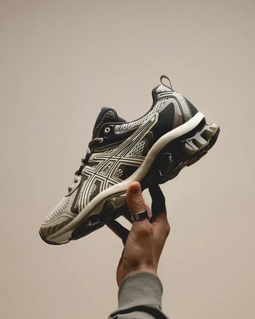 ASICS Gel-Quantum Kinetic Birch in der hand