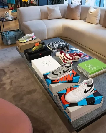 Supreme x Nike Air Zoom Courtposite in der Reihe von einigen weiteren Schuhen