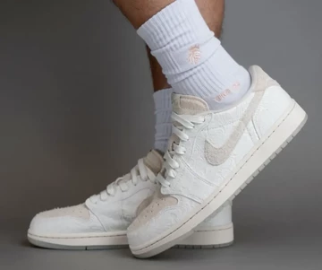 Chris Paul Jordan 1 Low OG Light Cream Sail On Feet Außenseite