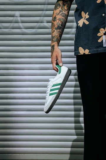 Christopher hält den adidas Samba Collegiate Green in der Hand