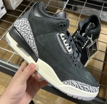 Jordan 3 Off Noir In Hand Außenseite