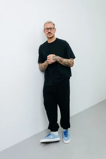 Awake NY x Converse One Star Pro stehend 2