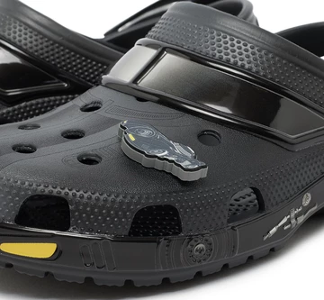 Batman x Crocs Classic Clog Batmobile Detailbild