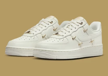 Air Force 1 Low Gold Swooshes schräge Ansicht von außen