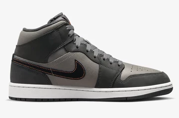 Jordan 1 Mid Night Stadium innen