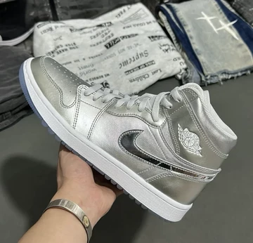 Jordan 1 High Golf Gift Giving In hand Außenseite