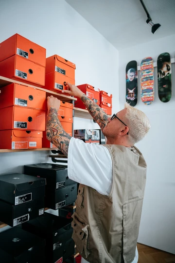 Christopher zieht einen Karton aus seinem Sneaker Regal für einen Hookup