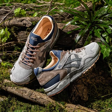 Asics Gel Lyte Schuh liegt auf Ästen