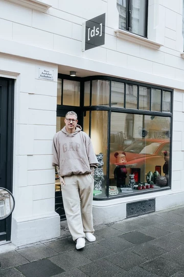 Dylan Clogs Blog - Christopher posiert an einer Wand