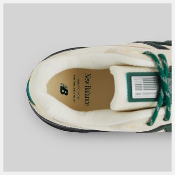 New Balance 990v4 Macadamia Nut Detail hinterer Teil von Oben