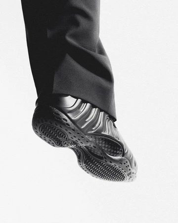 Nike Air Foamposite One Anthracite On Feet von Unten