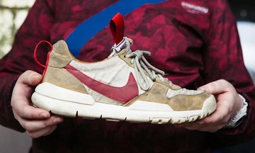 Ein Mann hält den Tom Sachs Mars Yard in der Hand