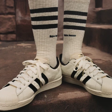 Wales Bonner x adidas Superstar White Croc am Fuß