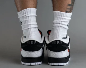 TIGHTBOOTH Nike SB Dunk Low On Feet von Hinten