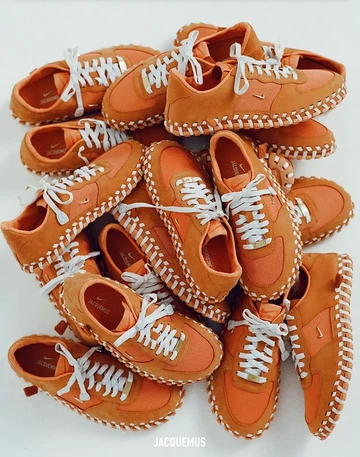 Ganz viele Jacquemus Air Force 1 Low Bright Mandarin auf einem Bild