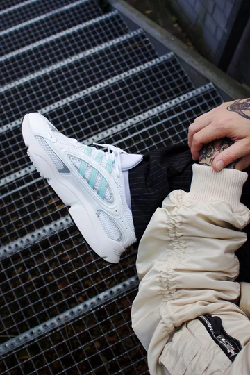 adidas OZMILLEN - Lookbook Shooting mit Christopher. Er sitzt auf der Treppe mit dem Schuh