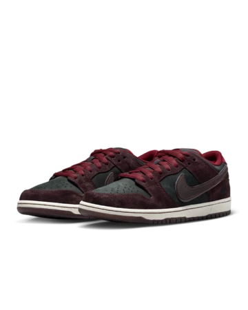 Riot Skateshop x Nike SB Dunk Low Night Maroon Paar schräg seitlich