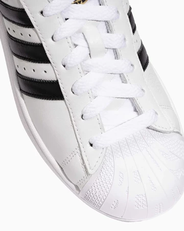 BEAMS x adidas Superstar White Zehen