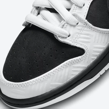 TIGHTBOOTH Nike SB Dunk Low DEtail Toebox
