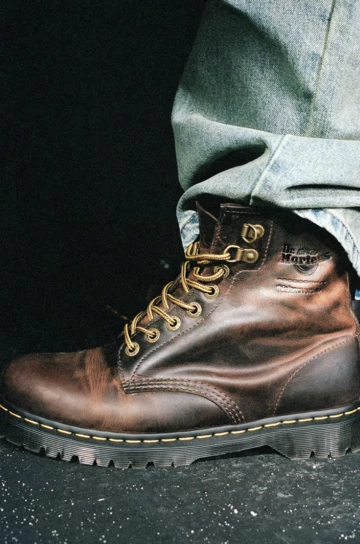 thisisneverthat x Dr. Martens Pack am Fuß