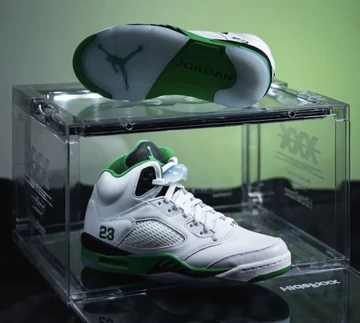 Jordan 5 Lucky Green in einer durchsichtigen Box