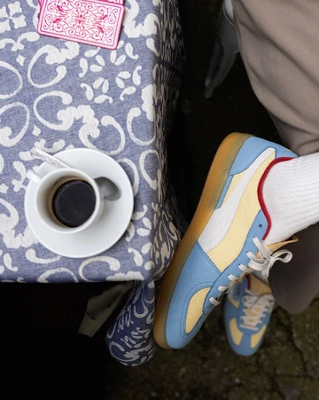 Jemand trägt den Asphaltgold Puma Palermo Scopa am Fuß