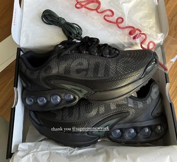 Ein Leak Foto von dem Supreme Nike Air Max DN Black im Karton