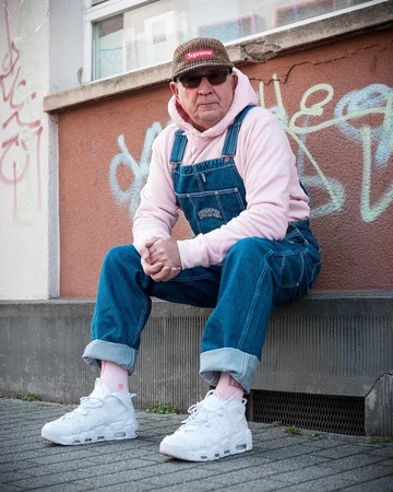 Das Hypebeast Gramps sitzt auf einer Treppe