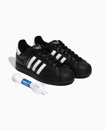 BEAMS x adidas Superstar Black Paar seitlich