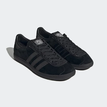 Der Peter Saville x adidas Pulsebeat SPZL "Core Black" in Suede