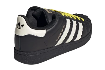 Pharrell Williams x adidas Superstar 92 Black schräg seitlich