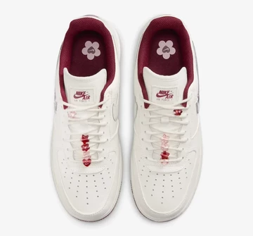 Air Force 1 Low Valentines Day 2024 von oben