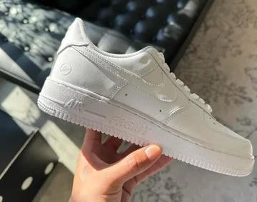 Fragment Design x Air Force 1 in der Hand