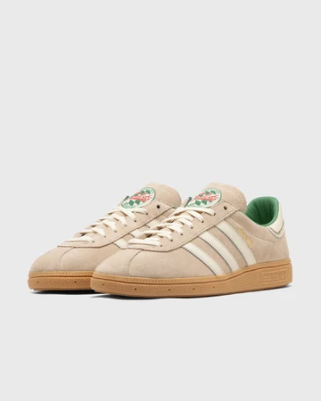 BSTN x adidas München Oktoberfest Beige Paar seitlich