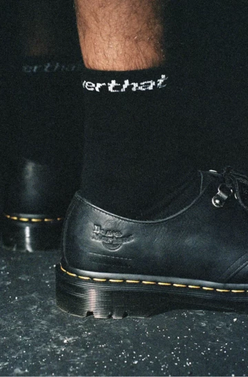 thisisneverthat x Dr. Martens Pack am Fuß