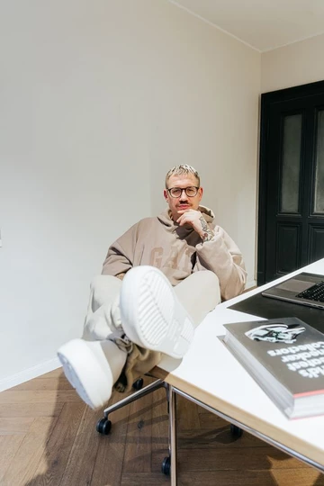 Dylan Clogs Blog Christopher sitzt am Schreibtisch