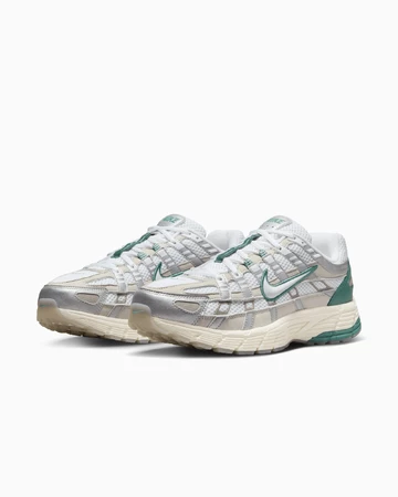 Der Nike P-6000 Light Bone von schräg außen