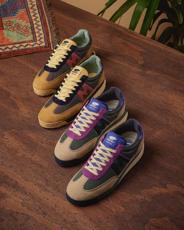 Zwei Karhu Sneaker auf dem Tisch