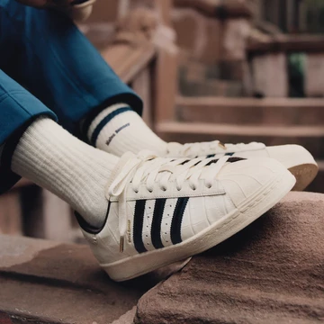 Wales Bonner x adidas Superstar White Croc am Fuß