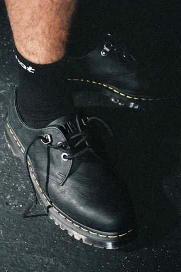 thisisneverthat x Dr. Martens Pack am Fuß