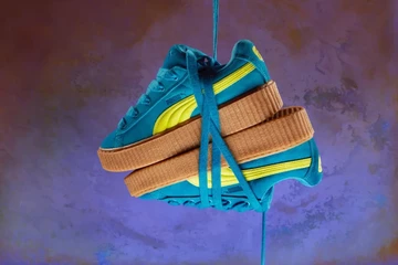 Fenty Puma Creeper Phatty - Lookbook Shooting, man sieht den Speed Blue Colourway