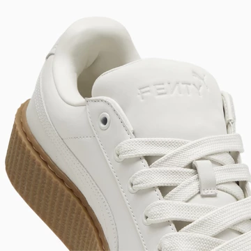 Der weiße Fenty Puma Creeper Phatty aus dem Earth Tone Pack und seine Zunge