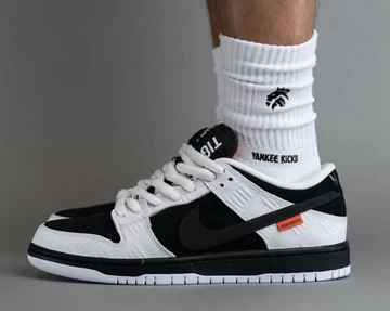 TIGHTBOOTH Nike SB Dunk Low On Feet Außenseite